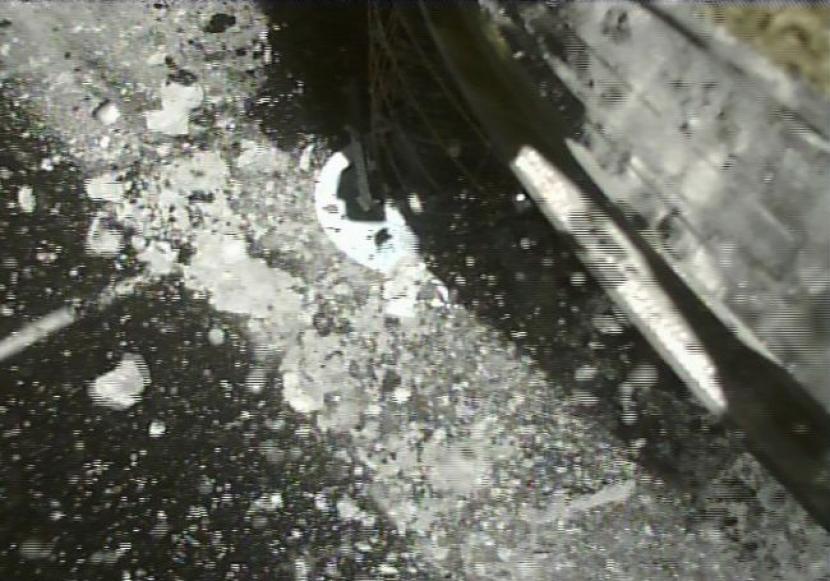 Gambar awal ketika pesawat Hayabusa2 mendarat di asteroid Ryugu pada 10 Juli 2019. 