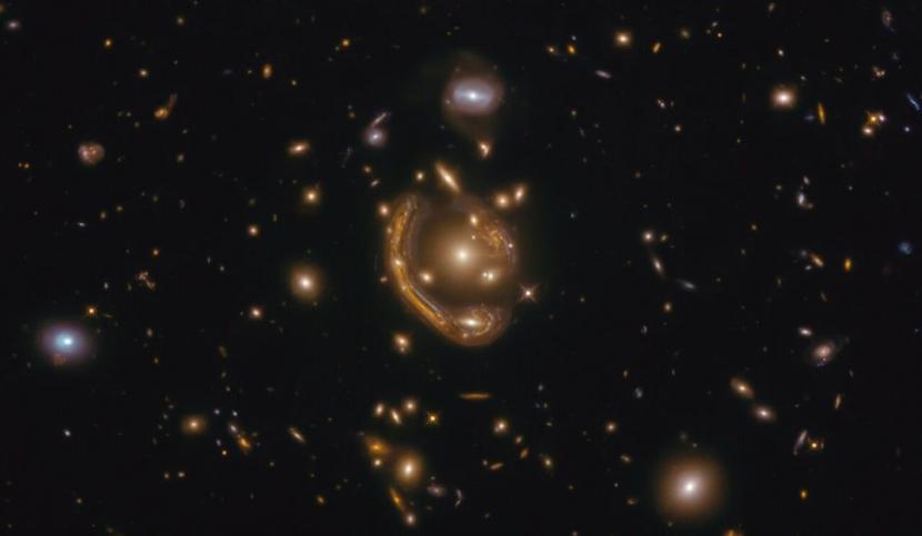 Gambar Cincin Einstein terlengkap yang didapakan teleskop Hubble pada 2020.