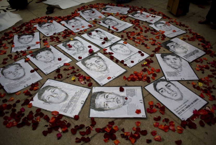 Gambar dari 43 mahasiswa Meksiko yang hilang setahun lalu yang belum diusut