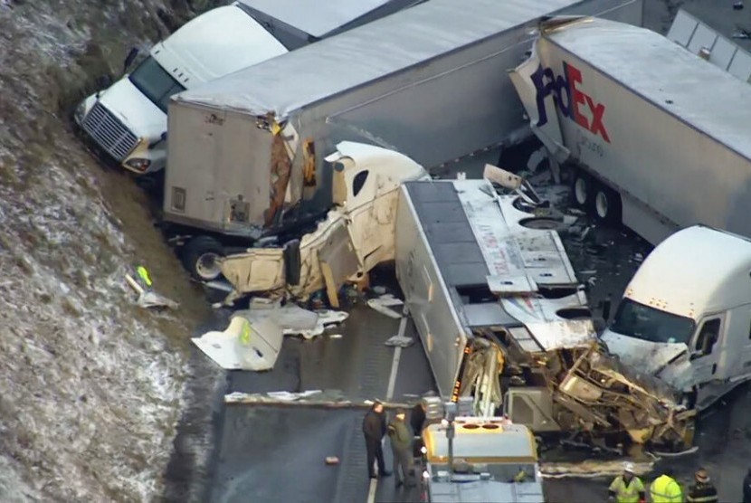  Gambar dari video yang dipasok oleh KDKA TV ini menunjukkan insiden di dekat Greensburg, Pennsylvania, di sepanjang Pennsylvania Turnpike, lokasi tabrakan yang menewaskan sedikitnya lima orang dan belasan lainnya terluka, Ahad (5/1) pagi.