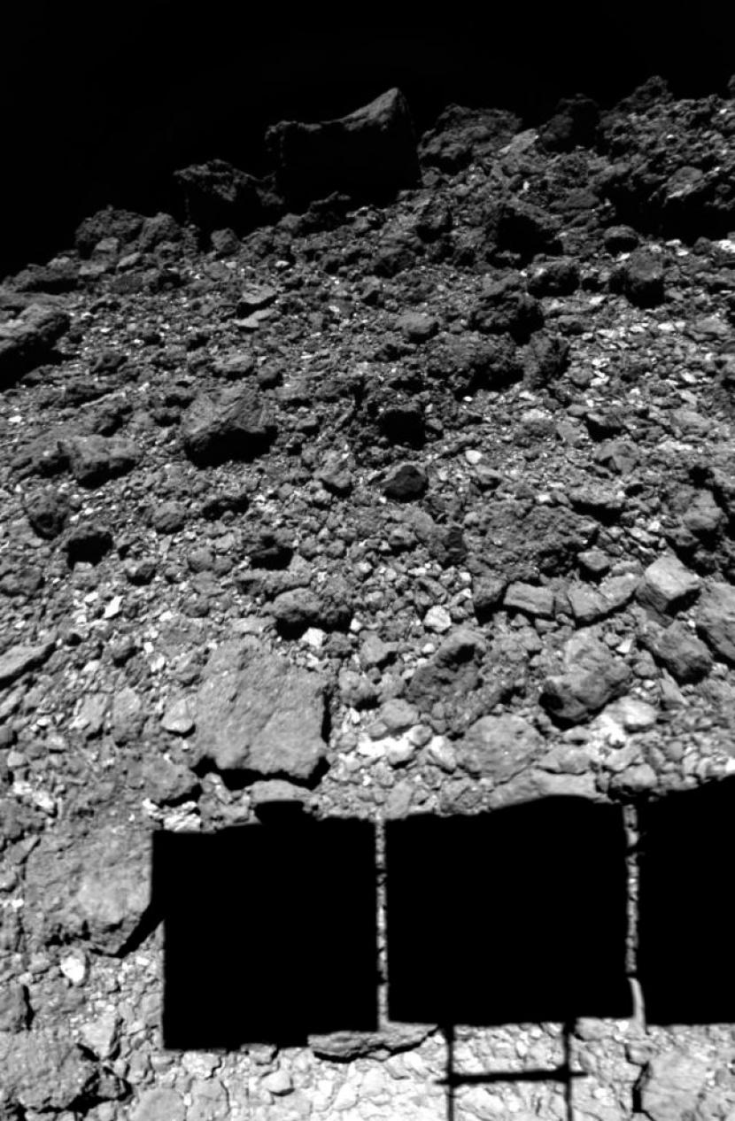 Gambar detail permukaan asteroid Ryugu.