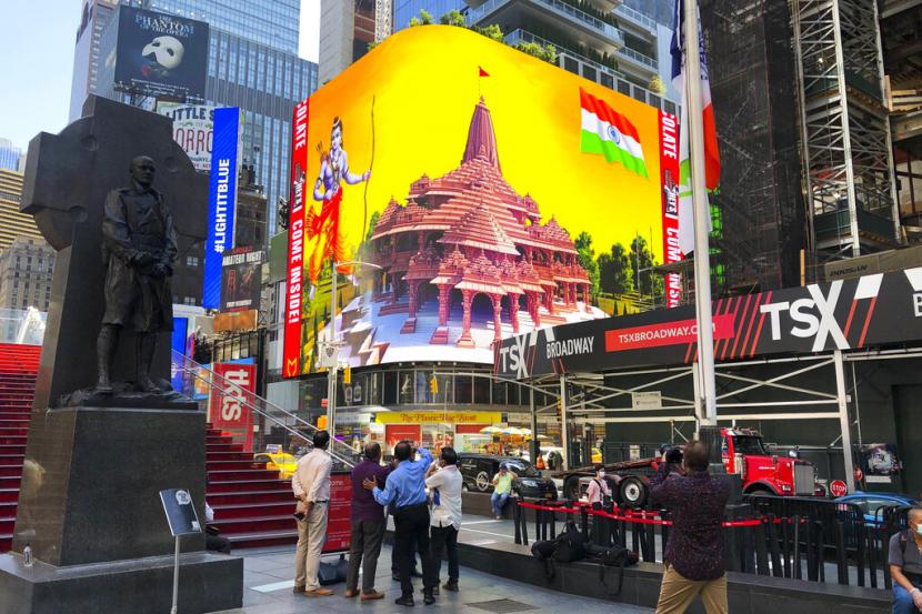 Gambar Dewa Ram menurut kepercayaan orang Hindu dan desain bangunan kuilnya tampil di papan iklan digital di Times Square, New York, AS, Rabu (5/8). Pembangunan pura itu dilakukan di atas reruntuhan Masjid Babri di Ayodhya, India.
