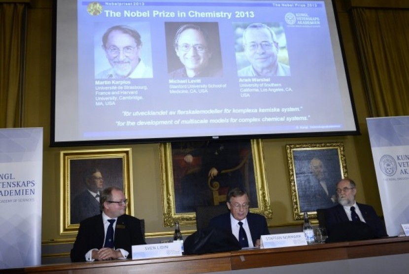 gambar di layar: Martin Karplus, Michael Levitt, dan Arieh Warshel mendapatkan nobel di bidang kimia 2013  