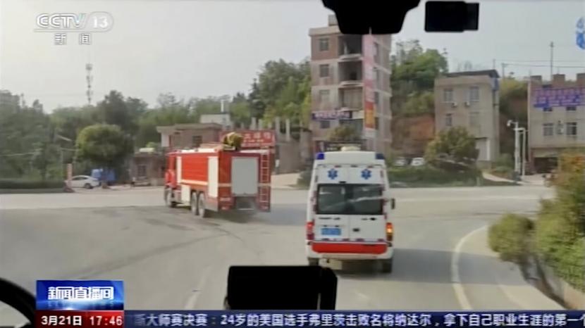  Gambar diambil dari tangkapan layar stasiun televisi China, CCTV, menunjukkan petugas darurat menuju lokasi jatuhnya pesawat China Eastern, di Guangxi, China, Senin (21/3/2022). Pesawat Boeing 737-800 tersebut mengangkut 132 penumpang. 