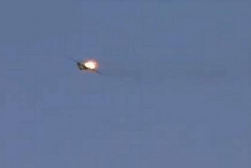 Gambar diambil dari video amatir yang direkam oleh R.Y.E Suriah, menunjukkan jet tempur militer Suriah, terbakar sebelum jatuh.