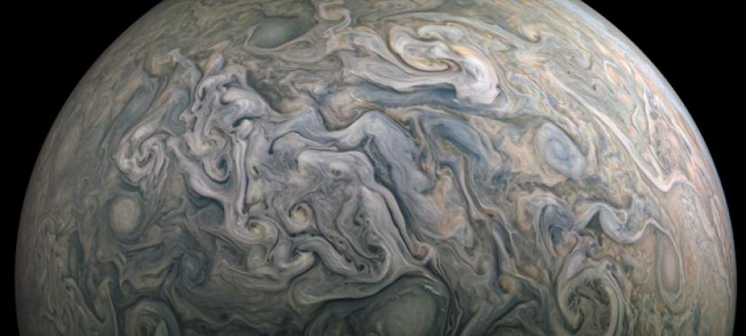 Gambar diambil pada 10 April menawarkan pandangan yang lebih dekat pada atmosfer Jupiter, yang diambil hanya 5.375 mil (8.650 kilometer).