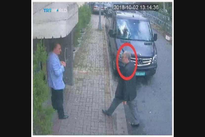 Gambar diambil dari video CCTV yang diperoleh oleh penyiar Turki TRT World  pada Ahad (21/10/ 2018), konon menunjukkan wartawan Saudi Jamal Khashoggi memasuki konsulat Saudi di Istanbul, Selasa, (2/10/2018) . 