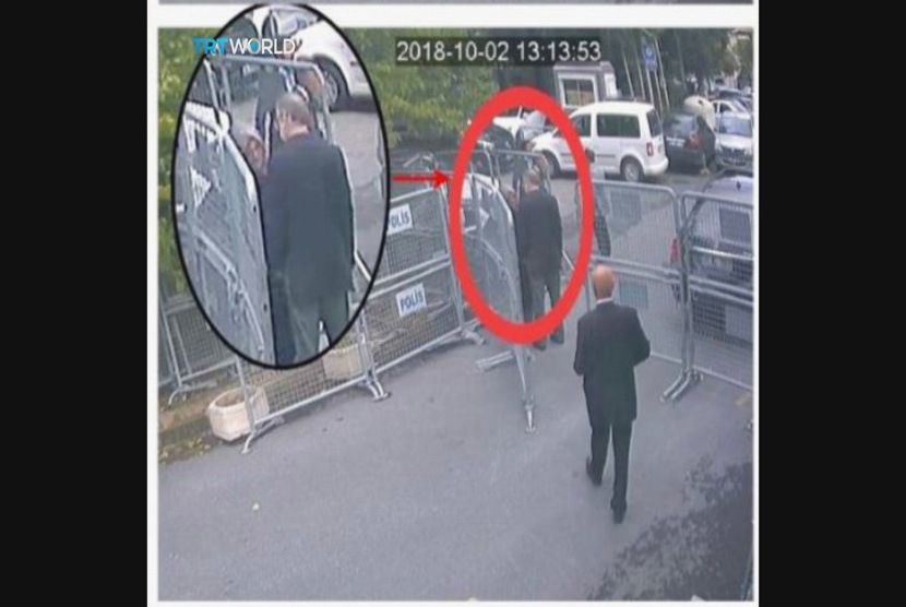 Gambar ini diambil dari video CCTV yang diperoleh oleh penyiar Turki TRT World dan tersedia pada Ahad (21/10/ 2018), konon menunjukkan wartawan Saudi Jamal Khashoggi berbicara dengan tunangannya Hatice Cengiz sebelum memasuki konsulat Saudi di Istanbul, Selasa, (2/10/2018). 
