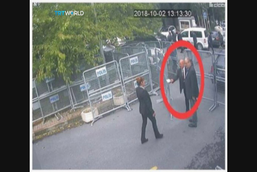 Gambar ini diambil dari video CCTV yang diperoleh oleh penyiar Turki TRT World pada Ahad (21/10/2018), konon menunjukkan wartawan Saudi Jamal Khashoggi melewati pemeriksaan sebelum menuju konsulat Saudi, di Istanbul, sebelum masuk, Selasa, (2/10/2018).