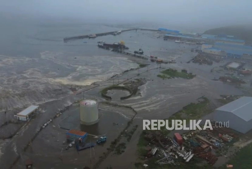 Gambar ini diambil dari video yang dirilis oleh Layanan Geofisika Akademi Ilmu Pengetahuan Rusia, menunjukkan dampak tsunami yang menghantam wilayah pesisir Severo-Kurilsk di Pulau Paramushir, Kepulauan Kuril, Rusia, Rabu, 30 Juli 2025.