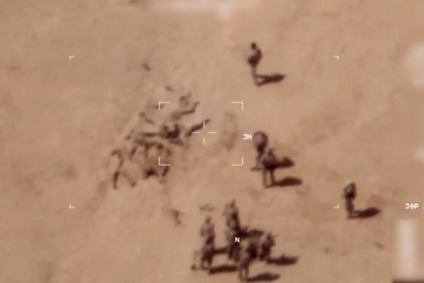 Gambar ini diambil dari video yang menunjukkan tentara mengubur mayat di dekat pangkalan militer di Mali utara. Militer Prancis mengatakan memiliki video tentara bayaran Rusia yang mengubur mayat di dekat sebuah pangkalan militer di Mali utara yang dikatakannya merupakan bagian dari kampanye kotor melawan Prancis yang menyerahkan kendali pangkalan itu kepada pasukan Mali awal pekan ini.