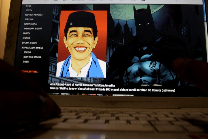Gambar Joko Widodo bersanding dengan tokoh super hero produksi DC Comic Amerika Batman di salah satu halaman di komik Batman, Jakarta, Senin (11/8).