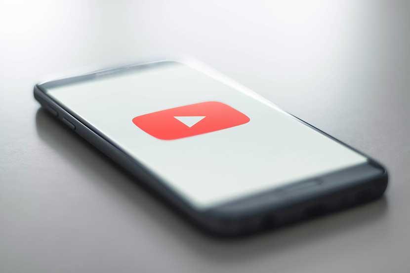 Gambar logo Youtube di HP atau Smartphone.
