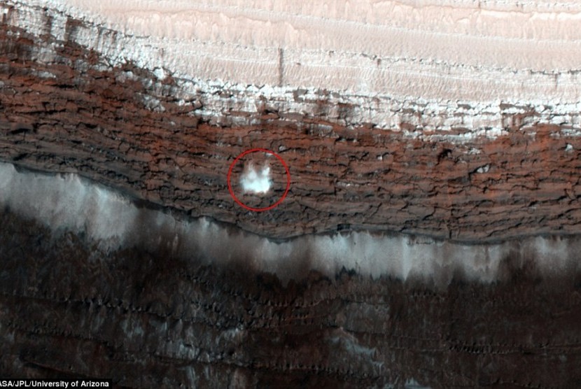 Gambar longsoran salju di Mars yang ditangkap dari Hirise.