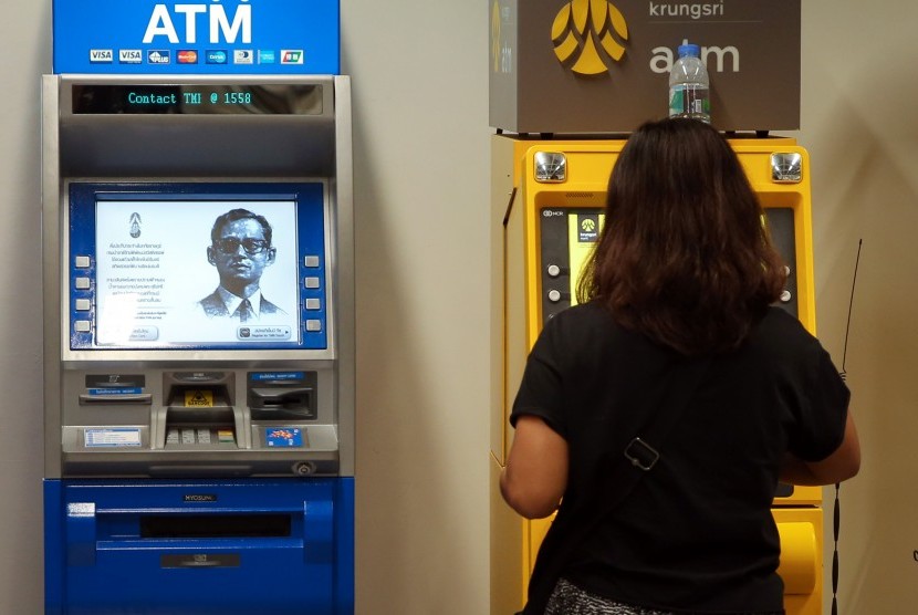 Gambar mendiang Raja Bhumibol dengan pesan penghormatan muncul di layar ATM di Bangkok, Thailand, (16/10). Gambar dan pesan tersebut merupakan wujud duka cita bagi sang raja.