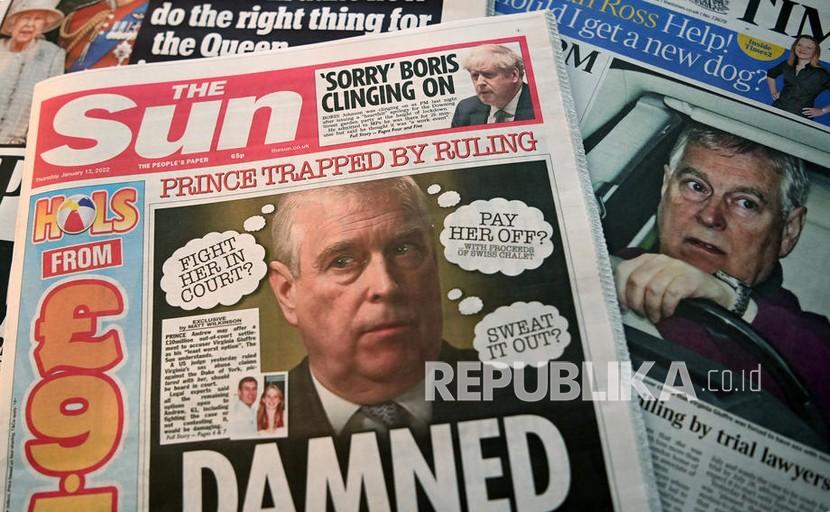 Gambar Pangeran Andrew Inggris muncul di halaman depan surat kabar Inggris di London, Inggris, 13 Januari 2022. Pencopotan gelar Pangeran Andrew dilakukan usai kalangan militer desak Ratu Elizabeth. 