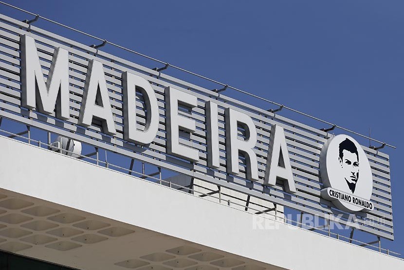 Gambar pesepakbola Cristiano Ronaldo dipasang di samping papan nama Bandara Internasional Madeira, Portugal