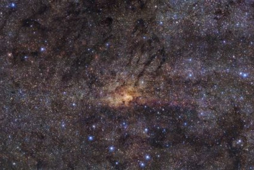 Gambar pusat Galaksi Bima Sakti yang diambil dari instrumen HAWK-I. Galaksi Bima Sakti tidak selalu memiliki penampilan spiral yang kita ketahui selama ini.