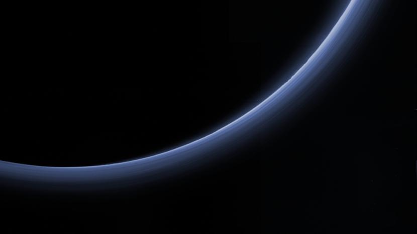 Gambar resolusi tinggi dari lapisan permukaan atmosfer Pluto yang berwarna biru.