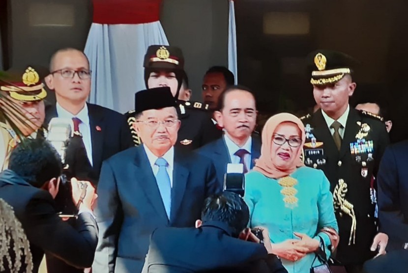 Gambar saat Wakil Presiden Jusuf Kalla bersama Ibu Mufidah Jusuf Kalla saat hadiri pelantikan presiden dan wakil presiden periode 2019-2024 di Kompleks Parlemen, Senayan, Jakarta,  Ahad (20/10).