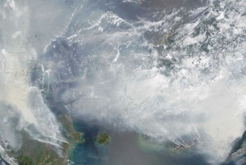  Gambar satelit dari 24 September 2015, menunjukan kebakaran diatas kawasan Borneo dan Sumatra, Indonesia.  