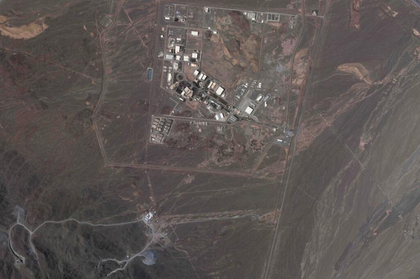 Gambar satelit dari Planet Labs PBC ini menunjukkan situs nuklir Natanz Iran, serta konstruksi yang sedang berlangsung untuk memperluas fasilitas di gunung terdekat, dekat Natanz, Iran, 9 Mei 2022.