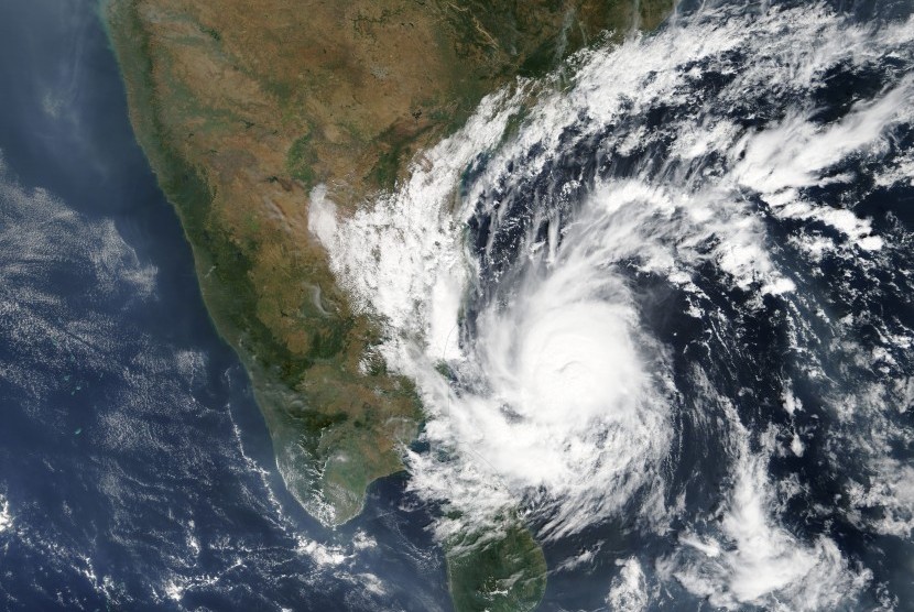 Gambar satelit handout NASA menunjukkan badai siklon Gaja mendekati pantai timur Sri Lanka dan India di Teluk Benggala pada (15/11). 