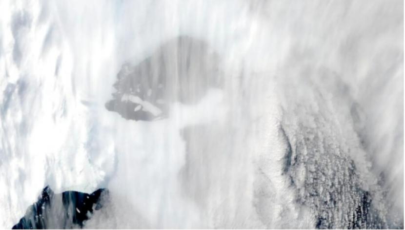 Gambar satelit menunjukkan lapisan es runtuh di Antartika Timur pada 8 Maret 2022. Tim peneliti juga menemukan bahwa lapisan es Antartika kehilangan massanya tiga kali lebih cepat saat ini bila dibandingkan pada 1990-an. Fenomena ini turut berkontribusi terhadap kenaikan permukaan air laut dunia.