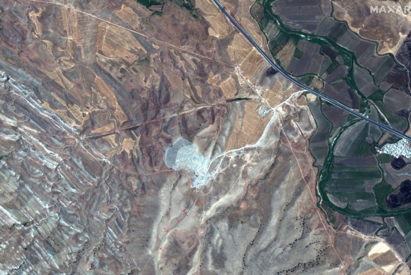 Gambar satelit yang menunjukkan tembok kuno di Iran.