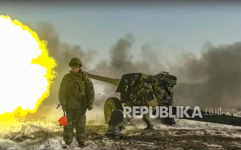  Gambar selebaran yang diambil dari video selebaran yang disediakan oleh layanan pers Kementerian Pertahanan Rusia menunjukkan tentara Rusia dari divisi ke-150 Distrik Militer Selatan menembak dari howitzer 2A65 Msta-B selama pelatihan di wilayah Rostov, Rusia, 28 Januari 2022.