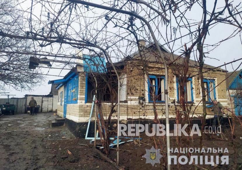  Gambar selebaran yang disediakan oleh layanan pers Polisi Nasional Ukraina menunjukkan hasil penembakan di sebuah desa tidak jauh dari kota Donetsk yang dikuasai militan pro-Rusia, Ukraina, 18 Februari 2022 di tengah eskalasi di perbatasan Ukraina - Rusia.