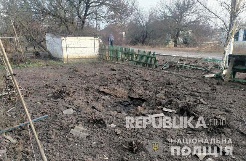  Gambar selebaran yang disediakan oleh layanan pers Polisi Nasional Ukraina menunjukkan hasil penembakan di sebuah desa tidak jauh dari kota Donetsk yang dikuasai militan pro-Rusia, Ukraina, 18 Februari 2022 di tengah eskalasi di perbatasan Ukraina - Rusia.