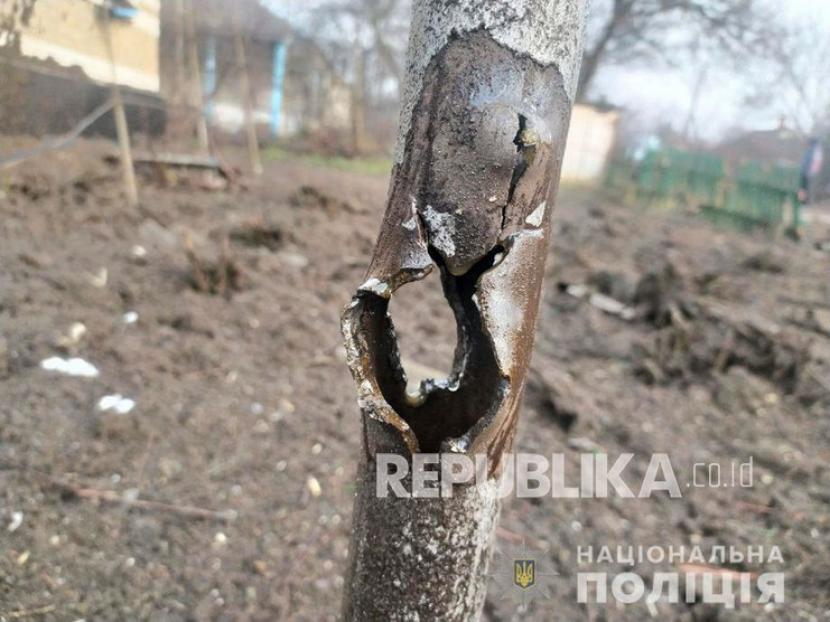  Gambar selebaran yang disediakan oleh layanan pers Polisi Nasional Ukraina menunjukkan hasil penembakan di sebuah desa tidak jauh dari kota Donetsk yang dikuasai militan pro-Rusia, Ukraina, 18 Februari 2022 di tengah eskalasi di perbatasan Ukraina - Rusia. 