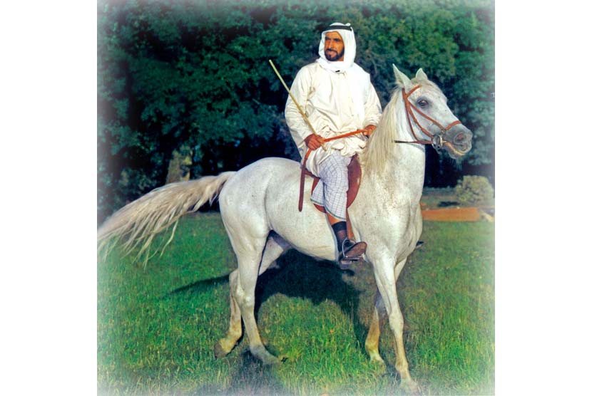  Gambar tak bertanggal mendiang Presiden Uni Emirat Arab Sheikh Zayed bin Sultan al Nahyan menunggangi kuda Arab. Kematian Sheikh Zayed diumumkan kemarin dan dimakamkan di Abu Dhabi
