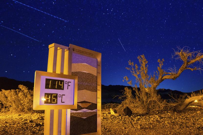 Gambar termostat eksposur panjang di Pusat Pengunjung Furnace Creek diambil tepat setelah pukul 22:00, di Taman Nasional Death Valley, California, Minggu, 7 Juli 2024. Peramal cuaca mengatakan gelombang panas dapat memecahkan rekor sebelumnya di seluruh AS, termasuk di Death Valley.