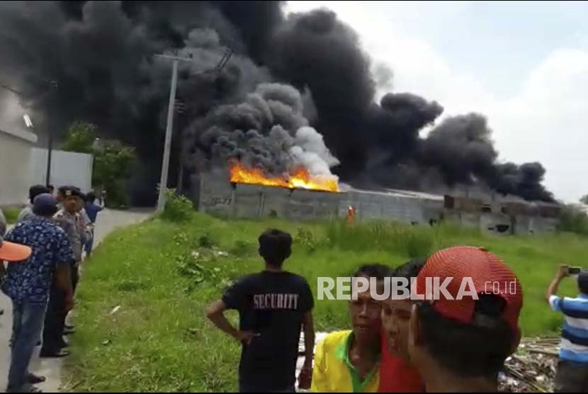 Gambar video warga saat kebakaran terjadi di gudang kembang api, Kosambi, Tangerang.