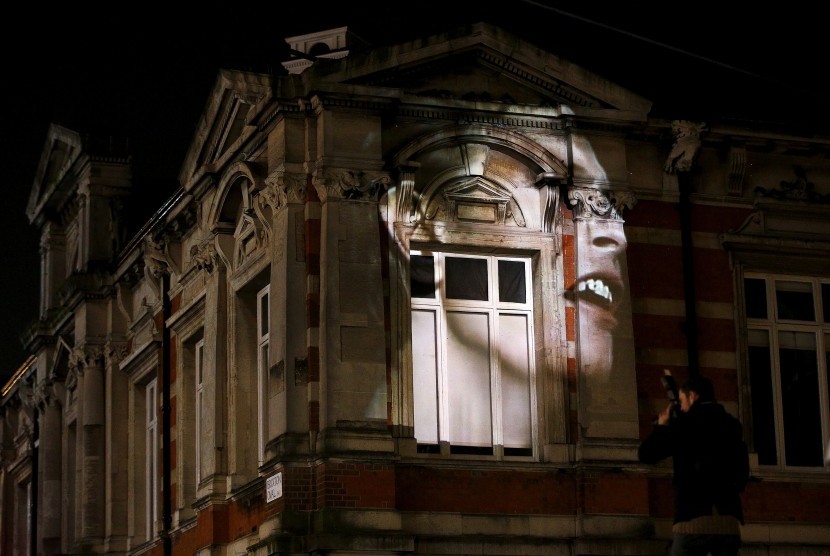 Gambar wajah David Bowie diproyeksikan ke sebuah bangunan di Brixton, London, tempat ia dilahirkan 69 tahun lalu.