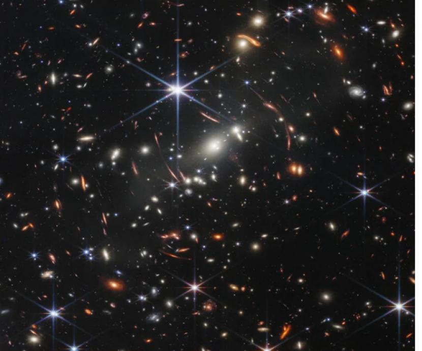 Gambar wilayah luar angkasa yang dikenal sebagai SMACS 0723, sebuah deep field ke alam semesta yang jauh. Ini adalah gambar pertama berisi ribuan galaksi yang dirilis teleskop James Webb pada Selasa (12/7/2022).