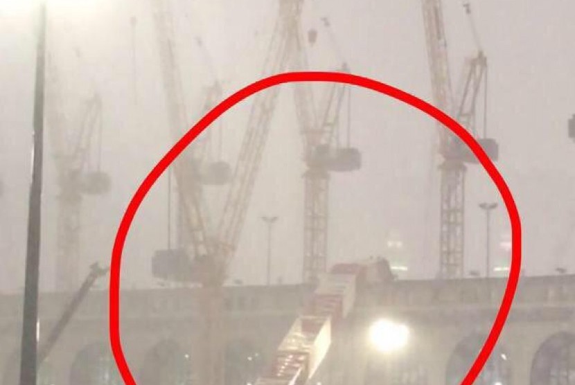 Gambar yang diambil beberapa saat setelah crane jatuh.