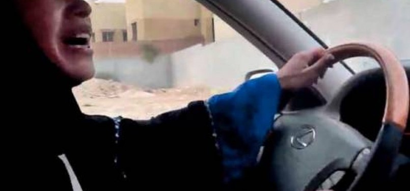 Gambar yang diambil dari YouTube yang menampilkan perempuan Saudi sedang menyetir mobilnya.