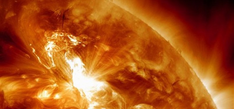  Gambar yang diambil NASA pada Ahad (22/1) malam ini menunjukan letusan di bagian timur laut Matahari. 