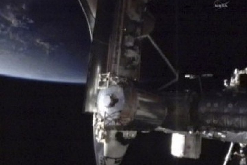 Gambar yang diambil oleh salah satu awak Stasiun Luar Angkasa Internasional ini memperlihatkan pesawat ulak alik Endeavour bergabung dengan Stasiun Luar Angkasa Internasional, Rabu (18/5). 