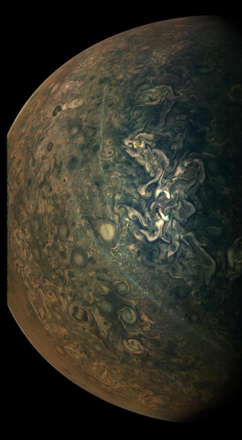 Gambar yang diambil pada 17 Februari lalu menunjukkan gumpalan partikel kabut yang membentang di atas awan utama di atmosfer Jupiter secara vertikal di tengah-tengah gambar. 
