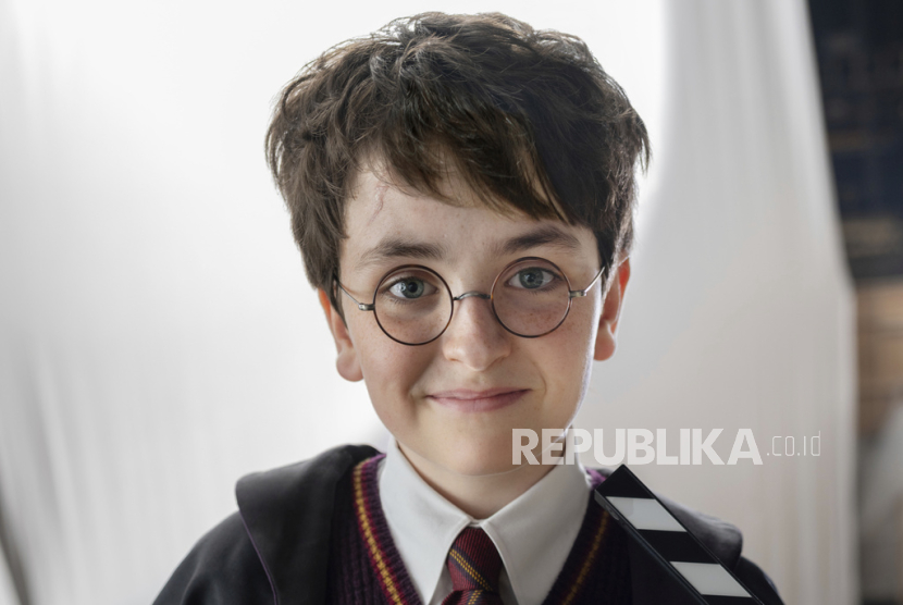 Gambar yang dirilis oleh HBO ini menampilkan Dominic McLaughlin, yang akan memerankan Harry Potter yang dijadwalkan tayang pada tahun 2027. 