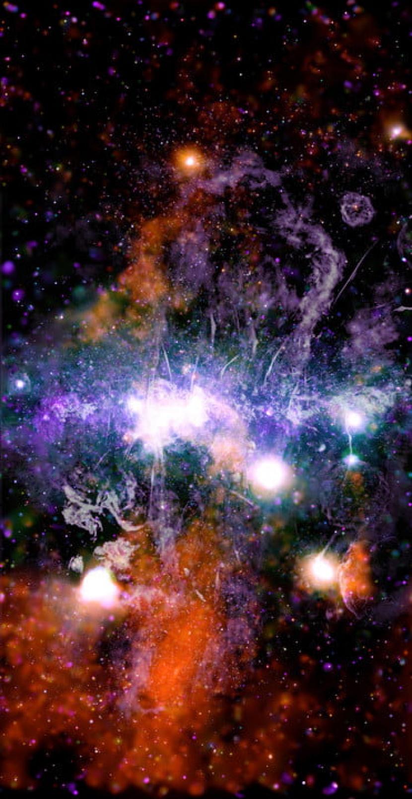  Gambar yang diungkap dengan panjang gelombang sinar-X dan radio NASA itu menangkap wilayah kacau dari benang gas.