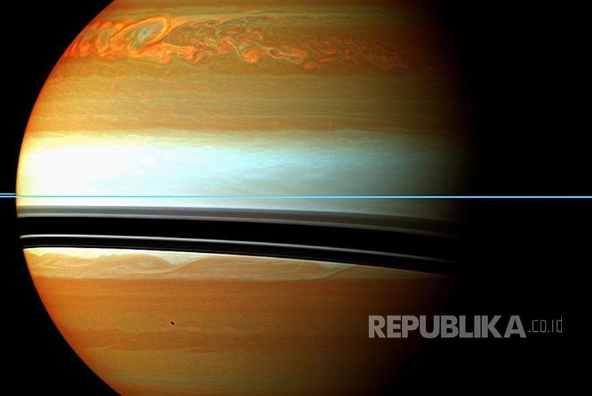 Gambaran atmosfer dipermukaan planet Saturnus. Tampak di bagian utara terdapat awan badai yang sangat besar.