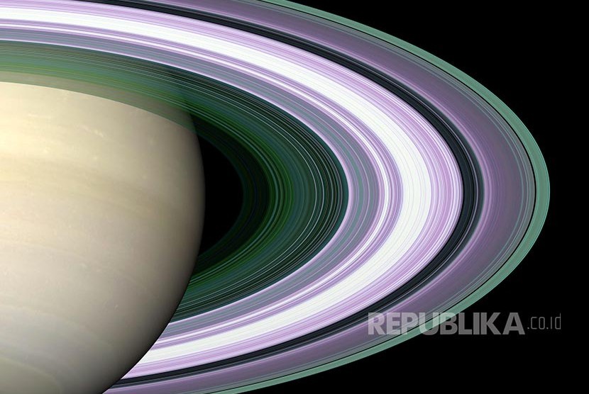 Gambaran detail cincin yang mengelilingi Planet Saturnus yang diambil oleh wahana angkasa Cassini yang mengorbit di sekitar planet Satrunus. Warna-warna yang ada menunjukkan ukuran partikel cincin tersebut yang diukur oleh gelombang sinyal radio dari wahana Cassini. 