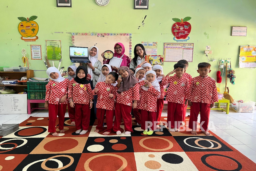 Dua siswi SMAN 5 Yogyakarta Desak Nalla Nanda Karenzha dan Meutia Aulia Tsany Iskandar yang akan mewakili DIY di Final FIKSI 2025 di Jakarta, 26-31 Oktober mendatang, bersama anak-anak TK Karangkajen.
