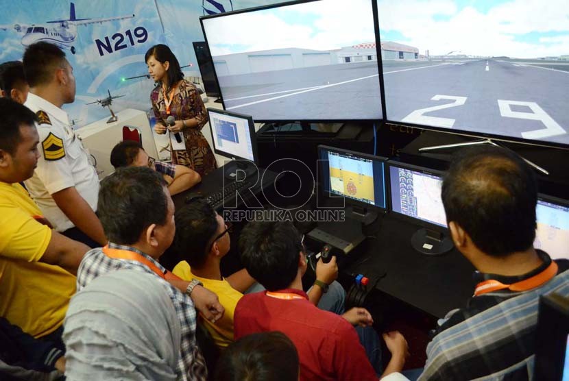 Game simulasi pesawat N219 PT DI pada Bandung Air Show (BAS) 2015, di Lanud Husein Sastranegara, Kota Bandung, Kamis (10/9).  (Republika/Edi Yusuf)