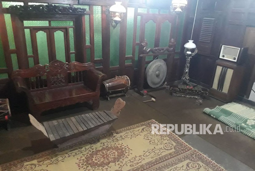 Gamelan dan Kendang menghiasi salah satu ruangan di wedangan jimboeng.